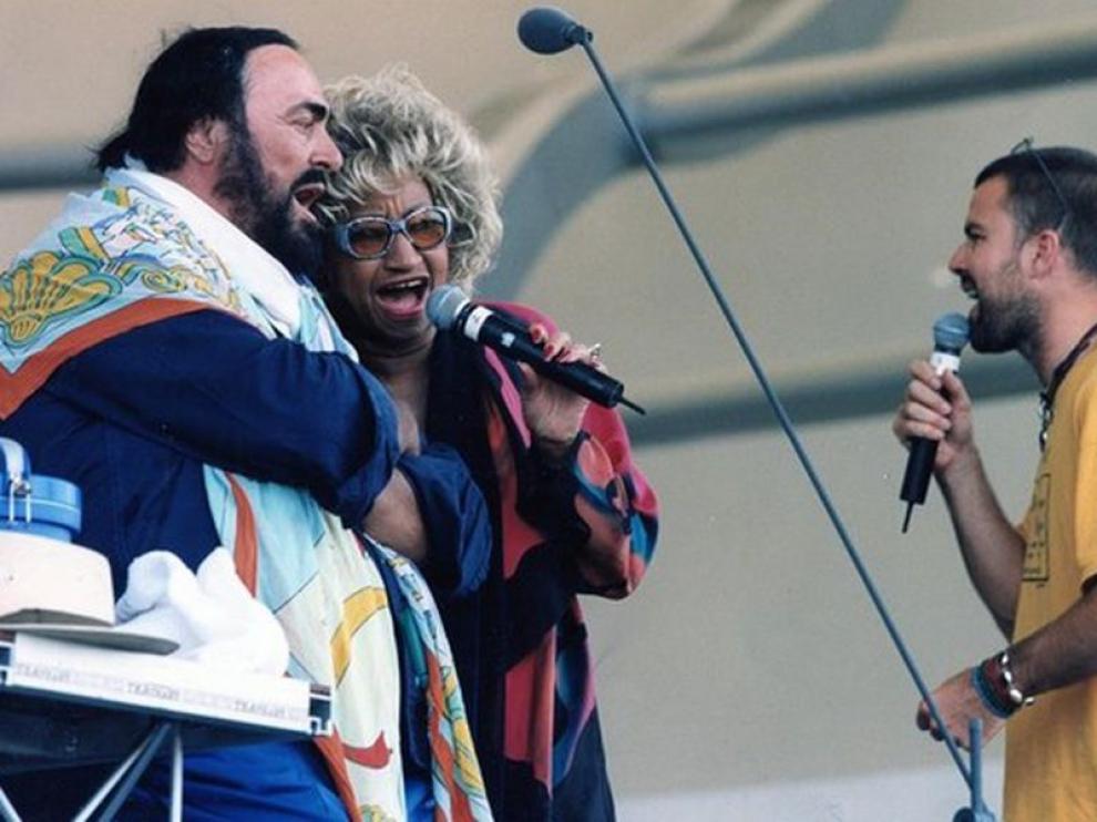 Pavarotti, Celia Cruz y Pau Donés, en los ensayos previos al concierto, en 2001.