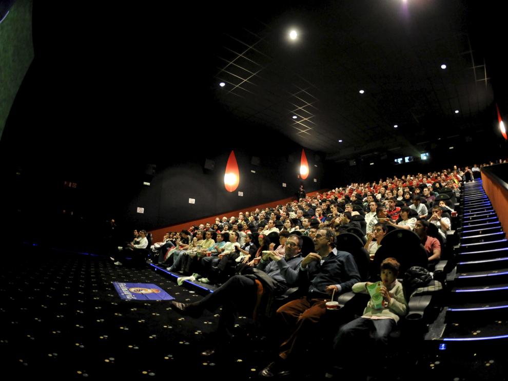 Proyección de un partido de fútbol del Real Zaragoza en los cines Yelmo de Plaza Imperial