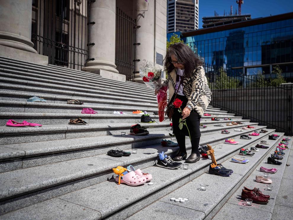 Homenaje a los 215 niños muertos hallados en un internado para indígenas de Canadá cerrado hace 40 años.