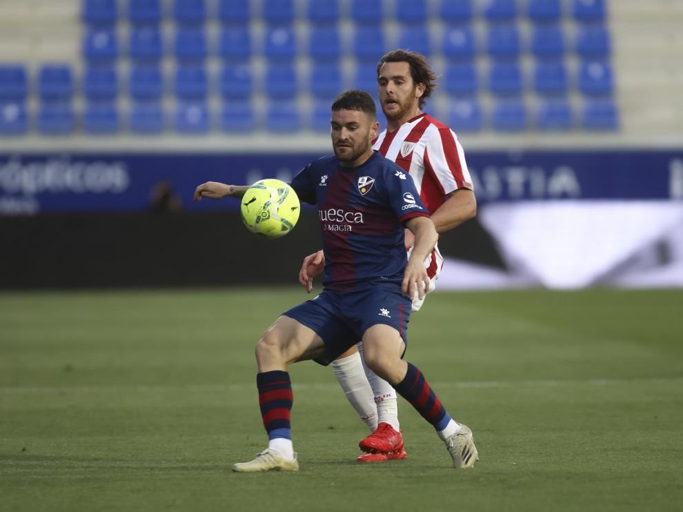 Javi Galán controla con el pecho durante el partido frente al Athletic.