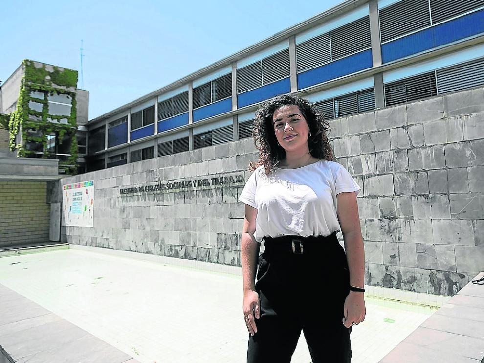 La estudiante Nuria Román, frente a la Facultad de Ciencias Sociales y del Trabajo.