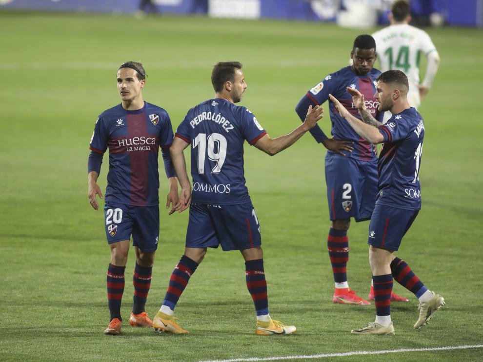 Pedro López choca las manos con Javi Galán, durante un partido de la SD Huesca.