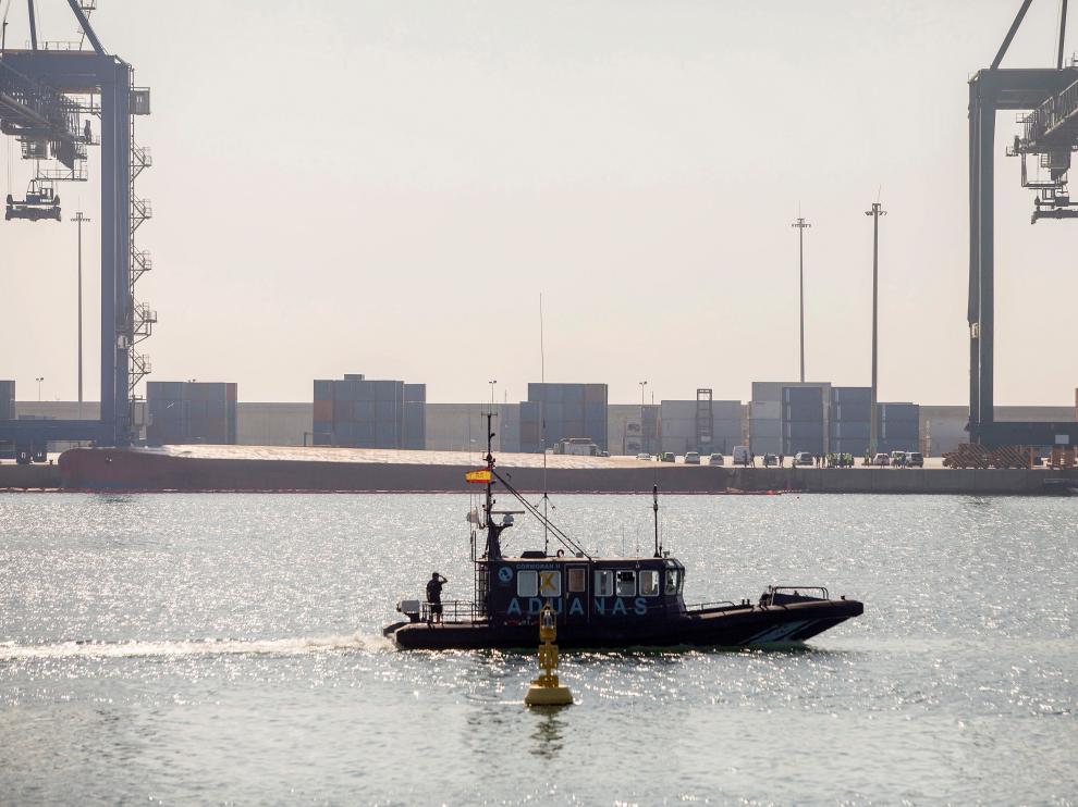 Tareas de búsqueda de los desaparecidos tras volcar un barco en el puerto de Castellón.