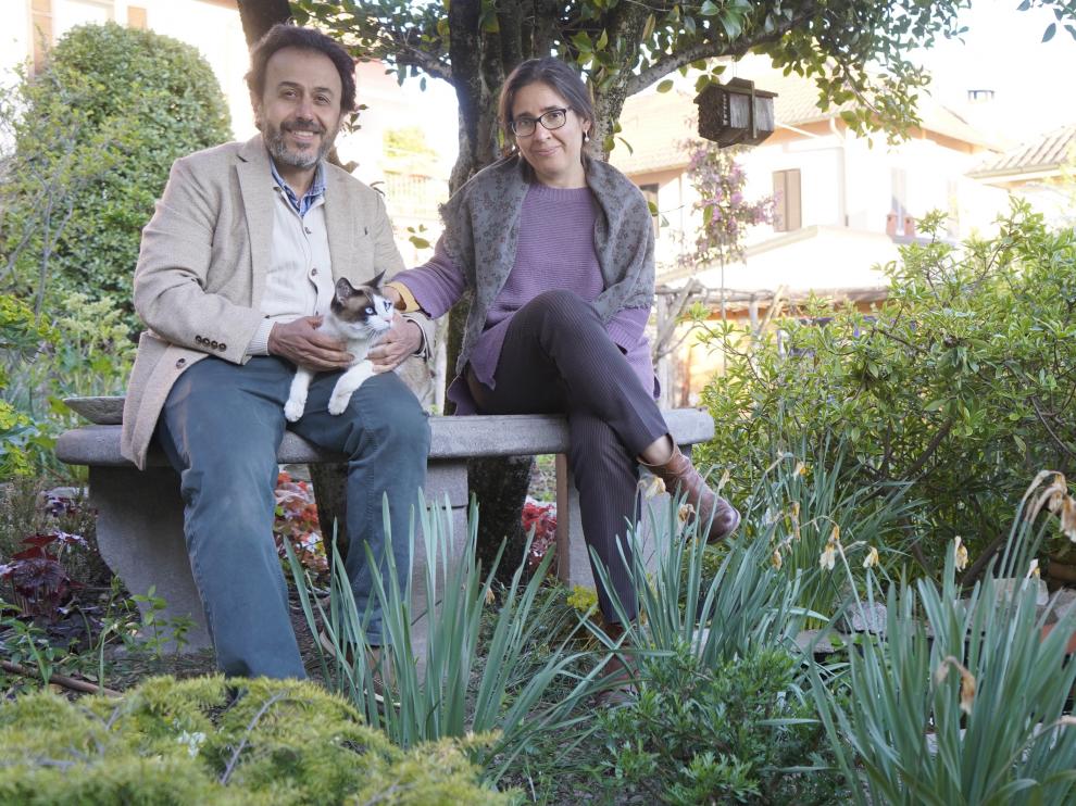 José-Joaquín Beeme y Malena Manrique, en el jardín de la Fundación del Garabato. Nazarín del Lago