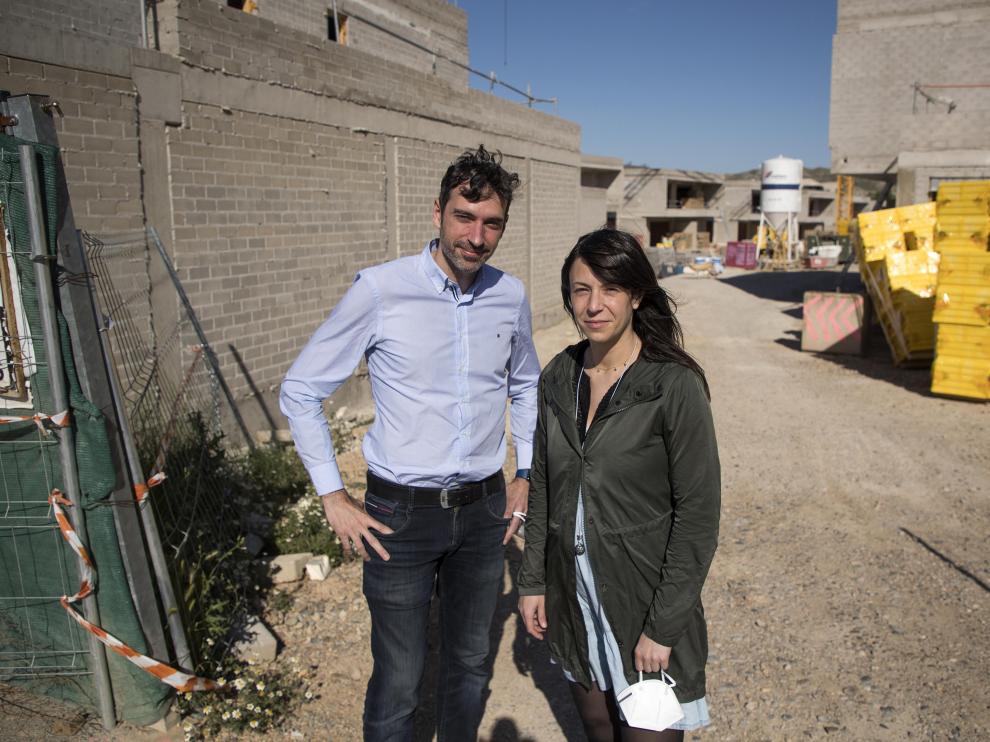 Fernando Poyo e Isabel Lafuente, junto a las obras del que será su futuro hogar en Cuarte.