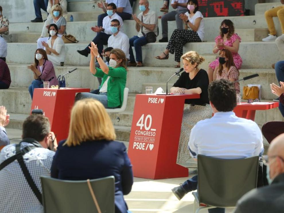 La ministra Teresa Ribera, de verde y aplaudiendo, en el acto celebrado en Huesca.