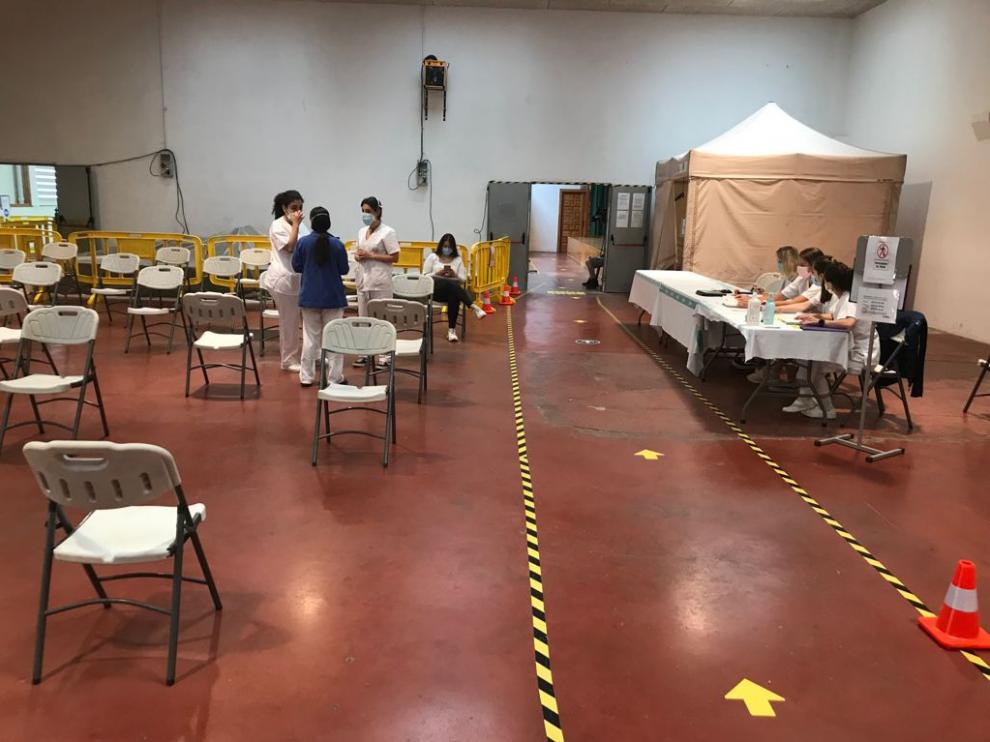 El centro de vacunación masiva de la asociación de vecinos de San Lorenzo, en Huesca, ha tenido una escasa afluencia de estudiantes este lunes para recibir Pfizer como segunda dosis.