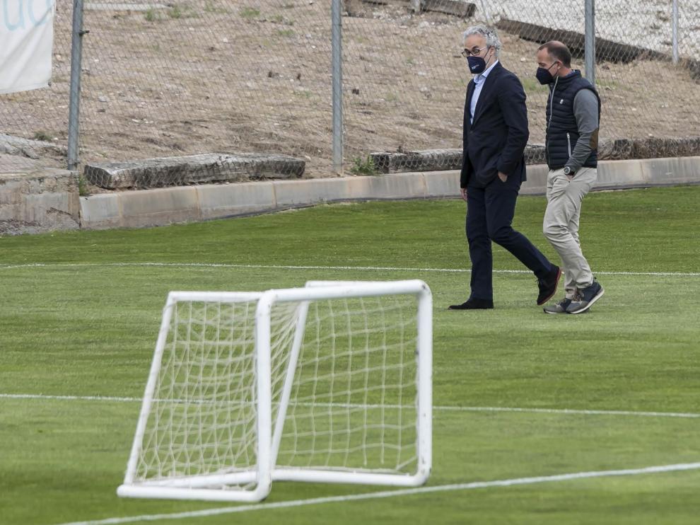 El director deportivo, Miguel Torrecilla, conversa con el presidente Christian Lapetra en los campos de la Ciudad Deportiva.