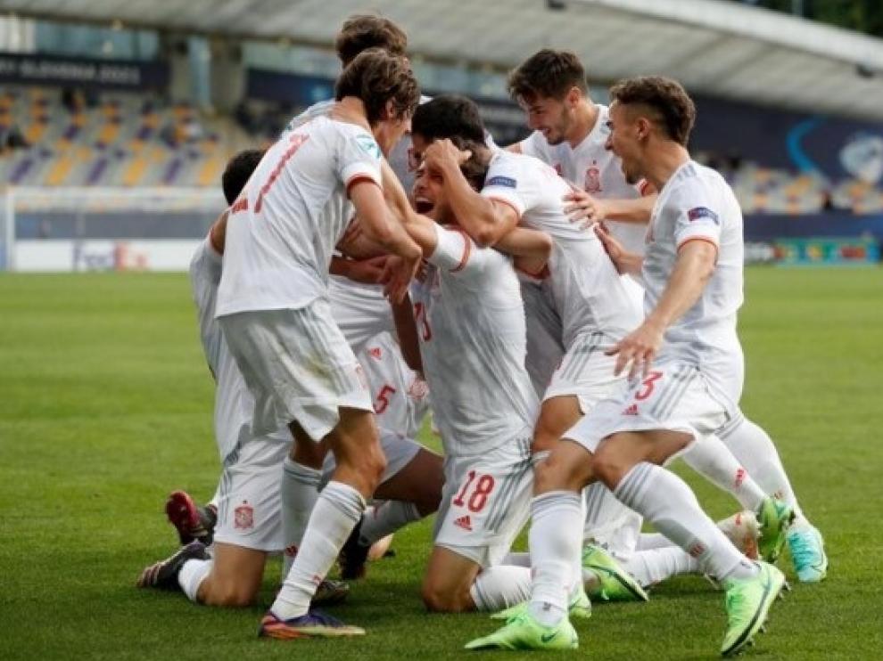 Los jugadores de la selección española Sub-21 celebran el gol de Javi Puado