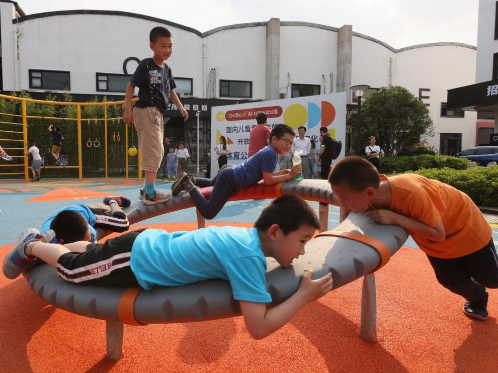 Niños jugando en un parque en Shangai.