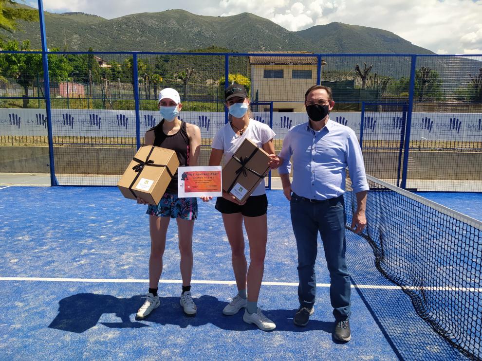 Pareja campeona del cuadro femenino del I Torneo Pádel Ribagorza.