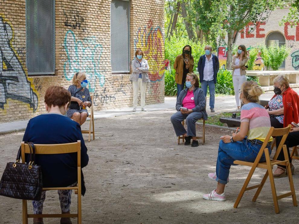 Una imagen del programa de tertulias 'Nos Gusta Hablar', en el centro municipal de convivencia de mayores Terminillo, en el zaragozano barrio de Las Delicias.