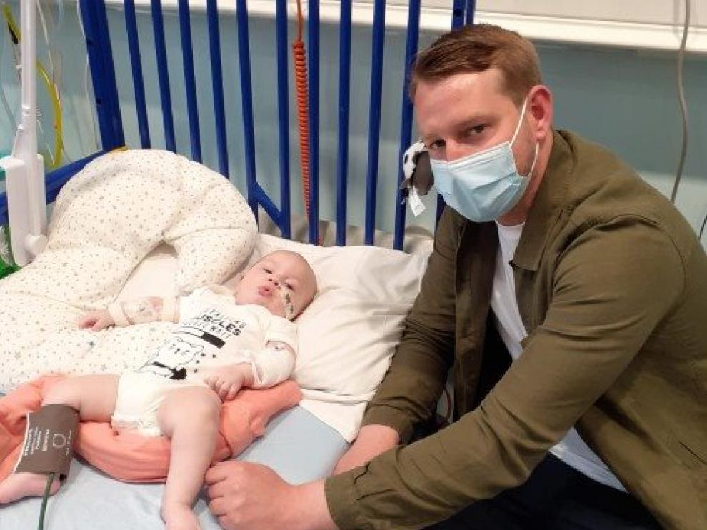 El bebé Arthur Morgan con su padre, en el hospital londinense donde ha sido tratado.