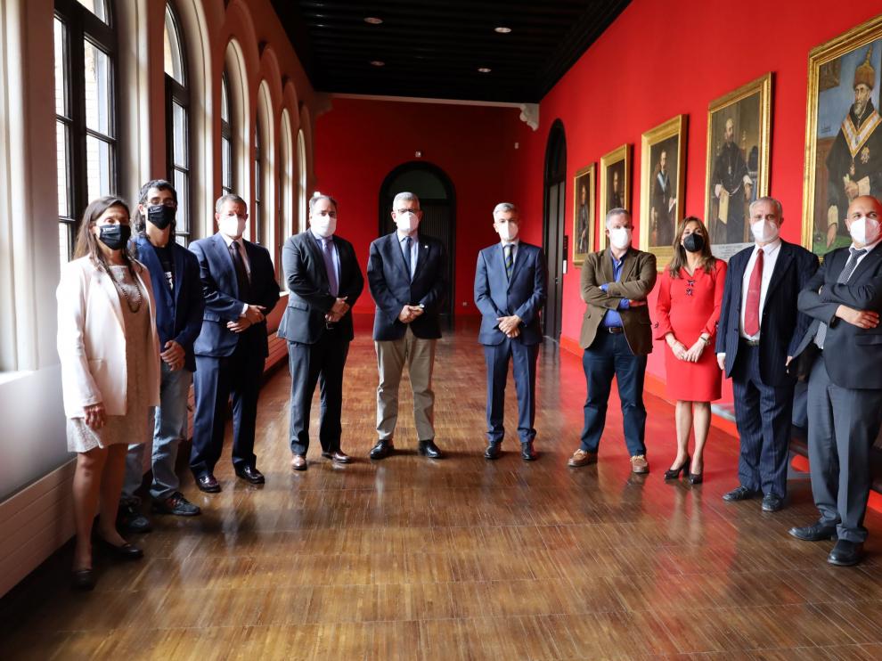 El director general de Telefónica Este, José Manuel Casas, y el rector José Antonio Mayoral, con otros miembros de la empresa y la institución académica.