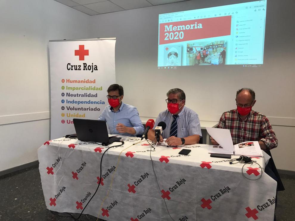 Los tres máximos responsables provinciales de Cruz Roja en Huesca (Sifro González, Juan Rodrigo y Bernardo Más), en la presentación de la memoria de 2020. ntidad correspondiente al año 2020