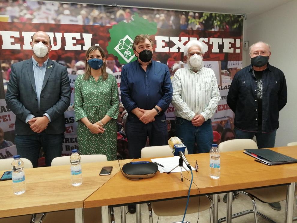 El diputado en el Congreso Tomás Guitarte -en el centro- acompañado de los senadores Beatriz Martín y Joaquín Egea -a su derecha- y de Manuel Gimeno y Domingo Aula, de la plataforma ciudadana Teruel Existe.