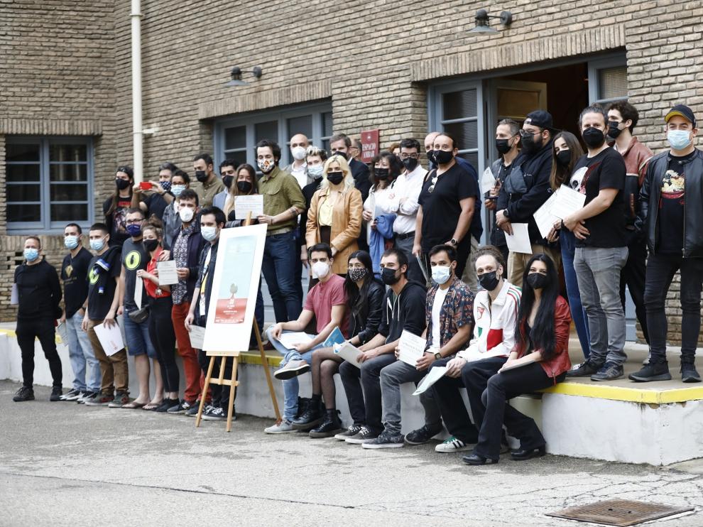Fotografía de grupo de los nominados en la fábrica Ambar.
