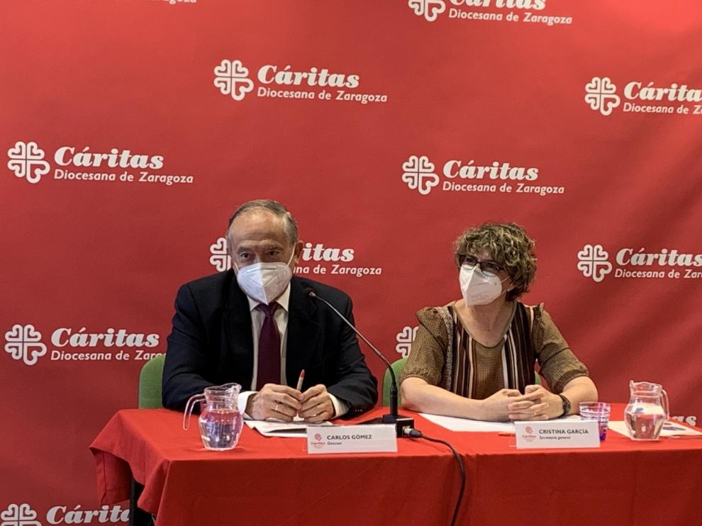 Carlos Gómez, presidente de Cáritas de Zaragoza y Cristina García, secretaria general de la entidad, este miércoles en la rueda de prensa.