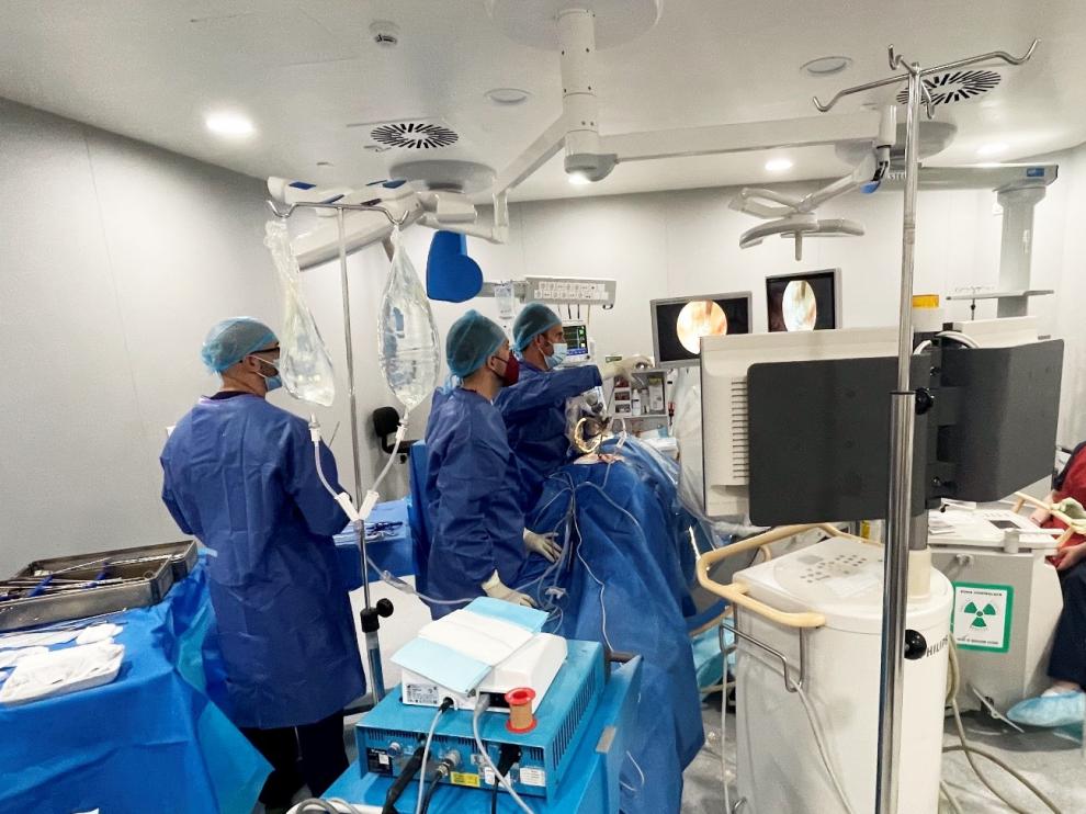 El Dr. Daniel Iglesias, especialista en Traumatología y Cirugía Ortopédica de Clínica HLA Montpellier, junto a su equipo en una intervención de endoscopia de columna
