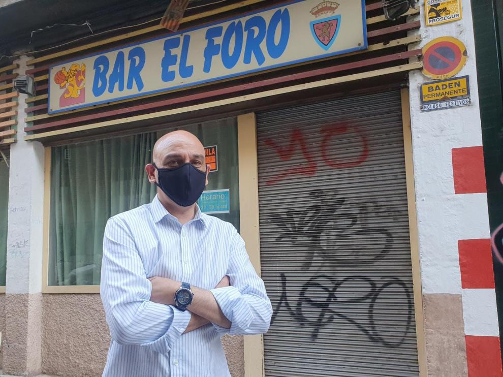 Pablo Domínguez, ante la chupiteria El Foro ya cerrada