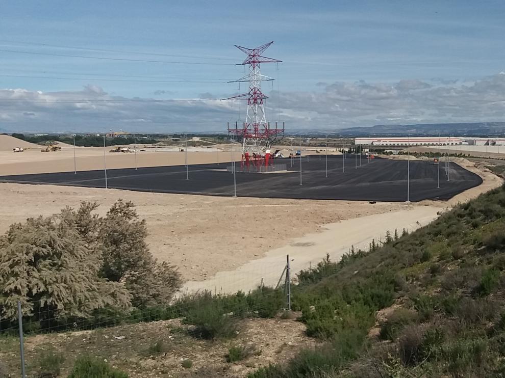 Un aparcamiento público de cinco hectáreas. Aragón Plataforma Logística (APL) incluyó en la ampliación de Plaza una gran zona de aparcamiento que rodea los suelos de Amazon, cuyo asfaltado se aprecia en la fotografía. Lo atravesará uno de los accesos a la planta de la multinacional.