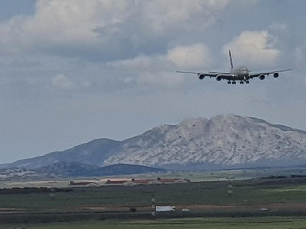 Llegada de un Airbus A380 al aeropuerto de Teruel, que suma 20 de estos gigantes del aire.