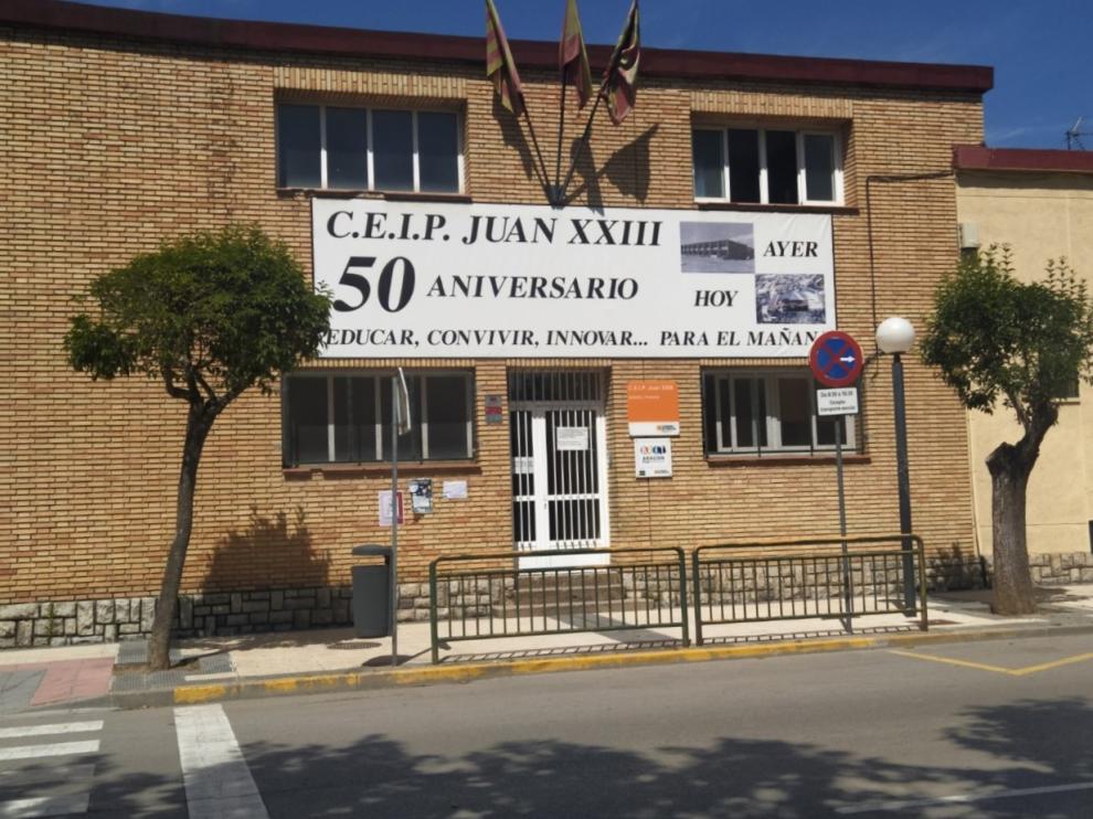 Imagen de la entrada principal del colegio público Juan XXIII de Huesca.