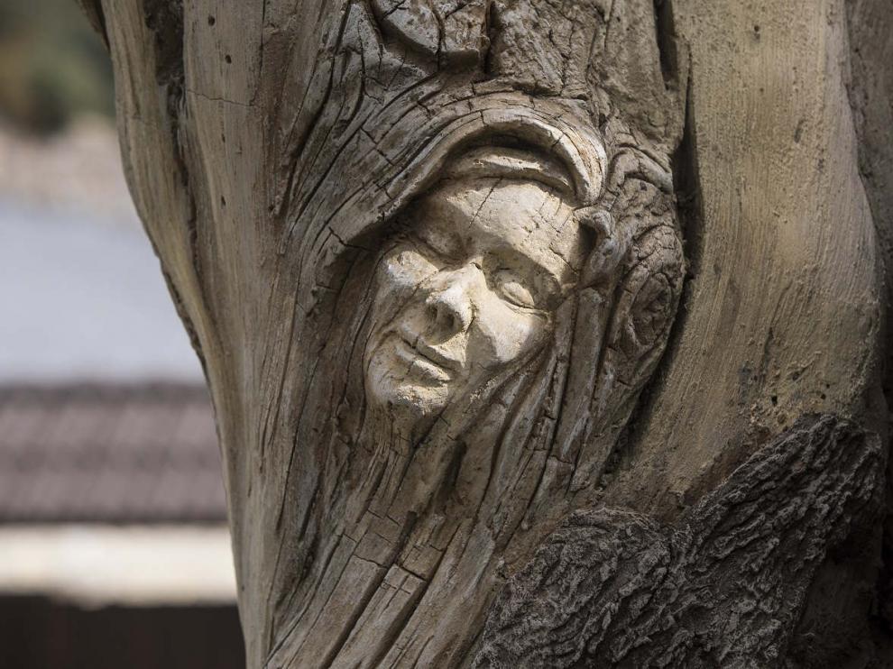La cara de una de las brujas del monumento en Villanúa