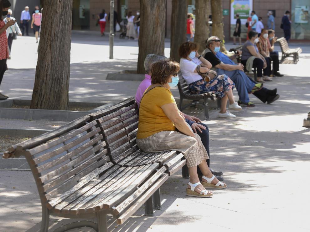 Los bancos de la plaza de Navarra son los más demandados de la ciudad por su estratégica ubicación en pleno centro de Huesca.