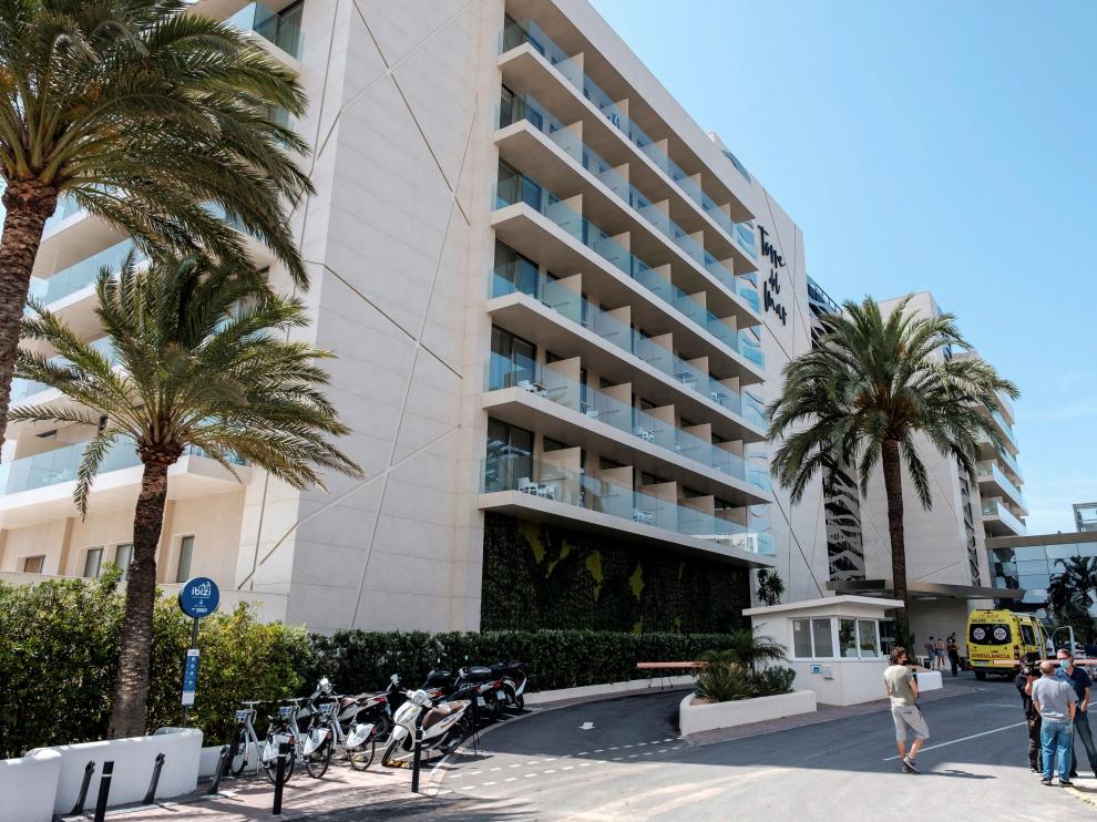 Mueren dos jóvenes 22 y 26 años precipitados de un cuarto piso en Ibiza