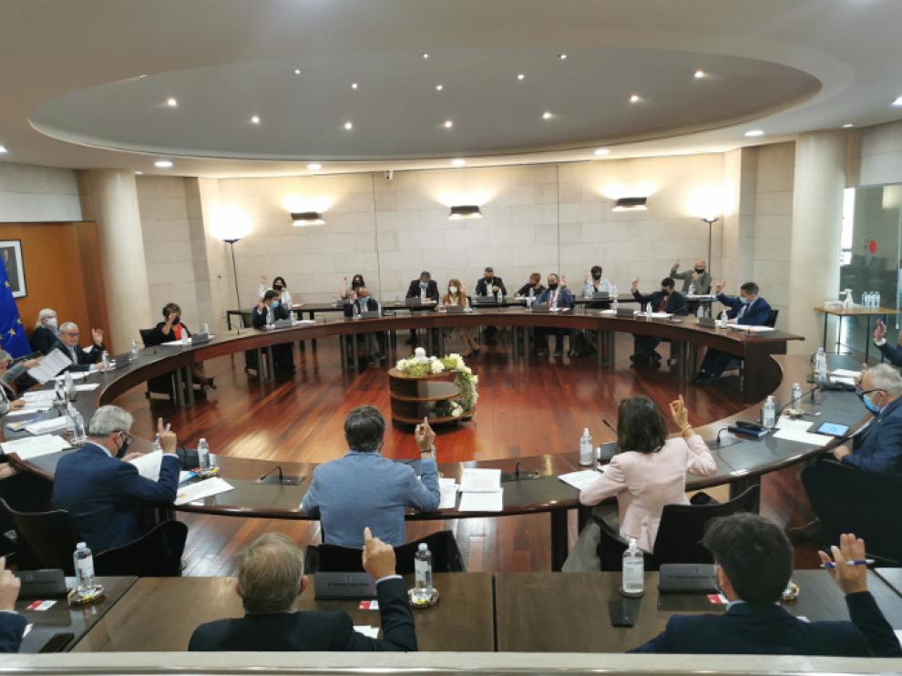 Una de las votaciones en el pleno de la Diputación de este jueves.