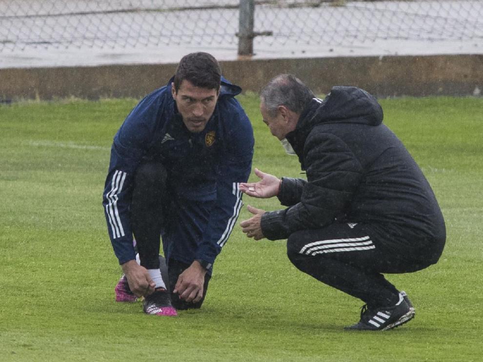 Alberto Zapater y Juan Ignacio Martínez ‘Jim’, capitán y entrenador del Real Zaragoza, en una de sus charlas del último trimestre.
