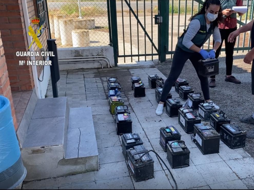 Agentes de la Guardia Civil devuelven las baterías recuperadas a sus propietarios.
