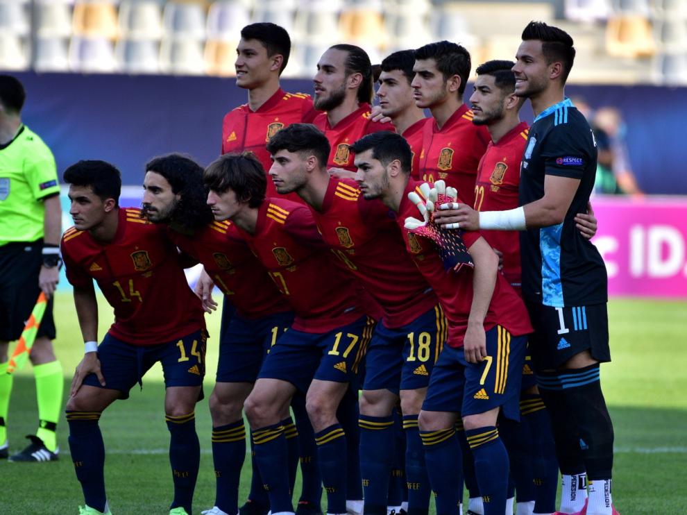 Álvaro, a la derecha, posa con sus compañeros antes del España-Portugal.