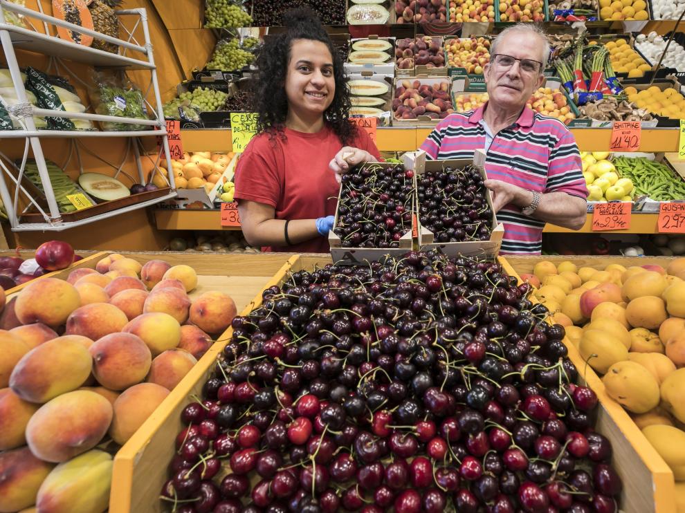 Tais Ons y Miguel Jurado venden cerezas de Ricla en la frutería de la calle de Santa Lucía, 7, en Zaragoza.