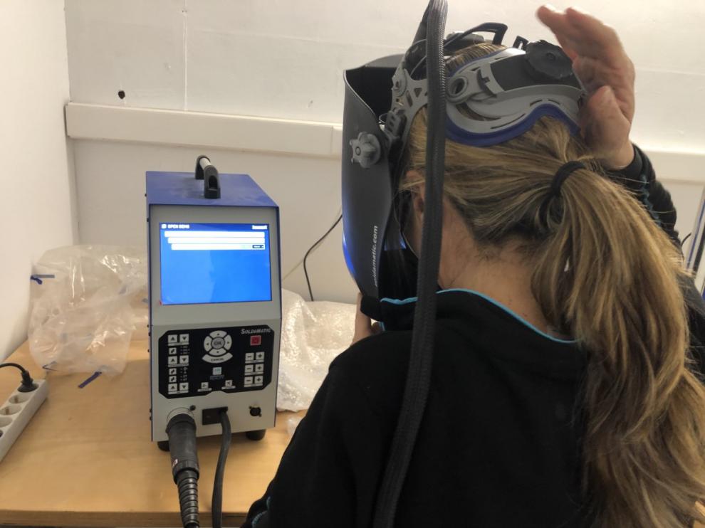 Una alumna de FP en el aula de simuladores de realidad aumentada de soldadura
