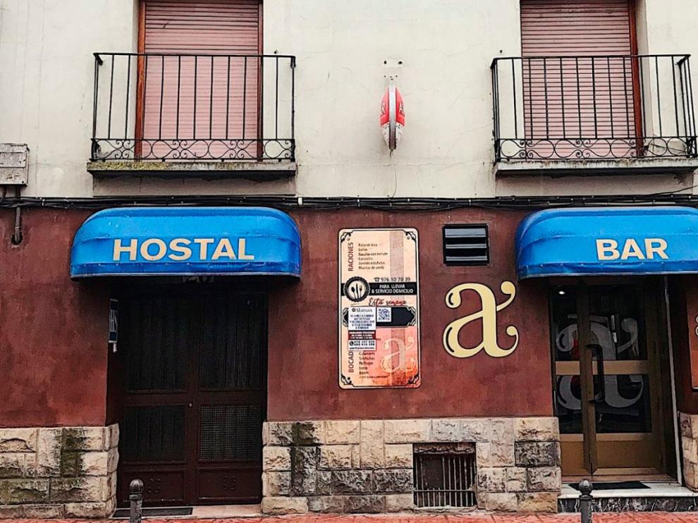 El bar-hostal Alamán está en la calle Mayor de La Puebla de Alfindén.