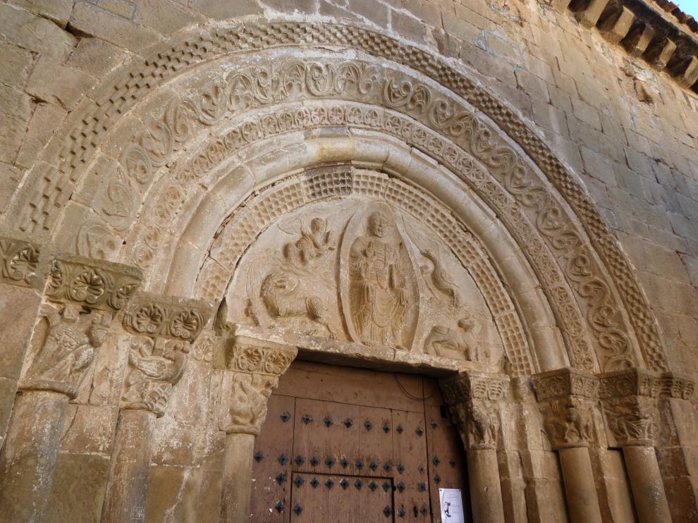 Portada de la iglesia parroquial de Agüero, con el tímpano procedente de la ermita de Santiago.