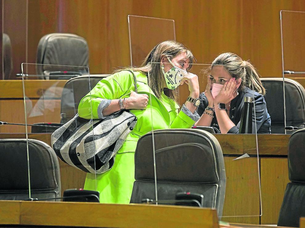 La consejera Sira Repollés, junto a Susana Gaspar, diputada de Cs, ayer en las Cortes