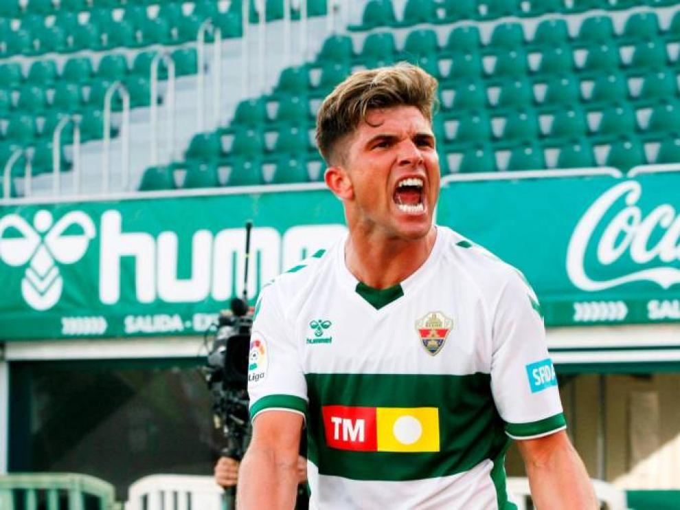 Raúl Guti celebra un gol con el Elche.