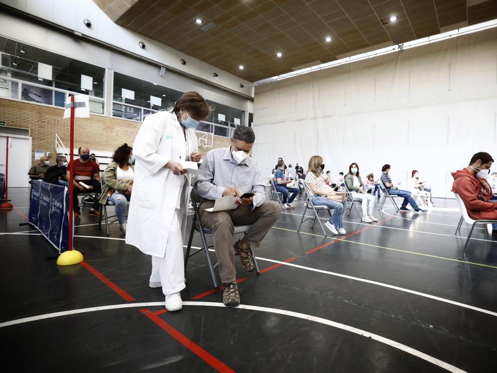 Vacunación masiva con Janssen en el polideportivo de la Universidad de Zaragoza.