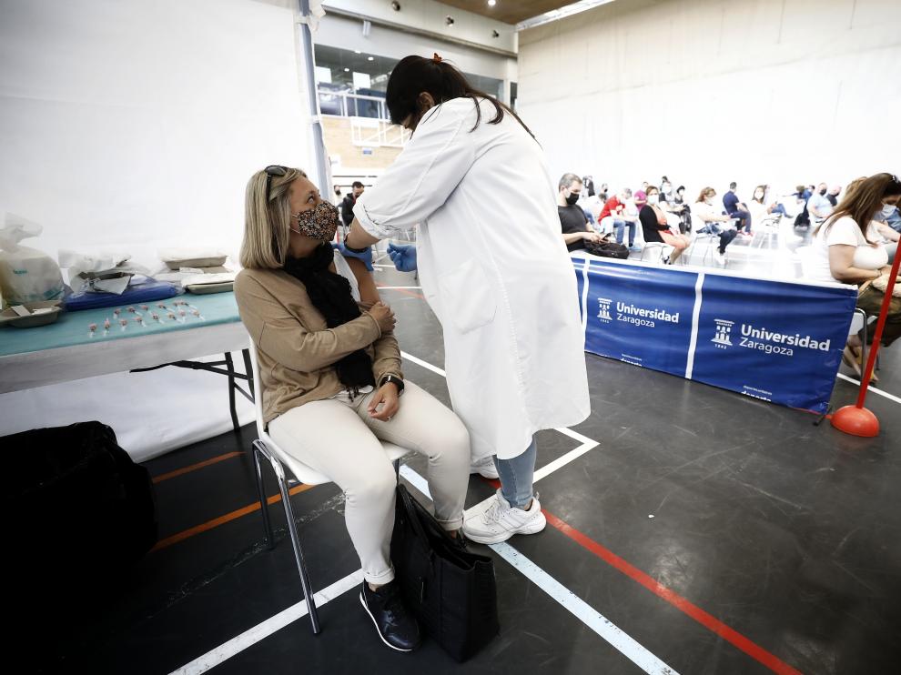 Vacunación masiva con Janssen en el polideportivo de la Universidad de Zaragoza.
