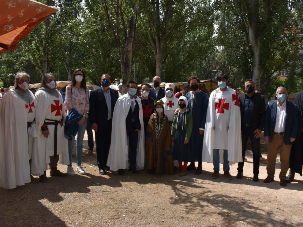 Decenas de personas se han ataviado con los trajes medievales, en sintonía con la feria.
