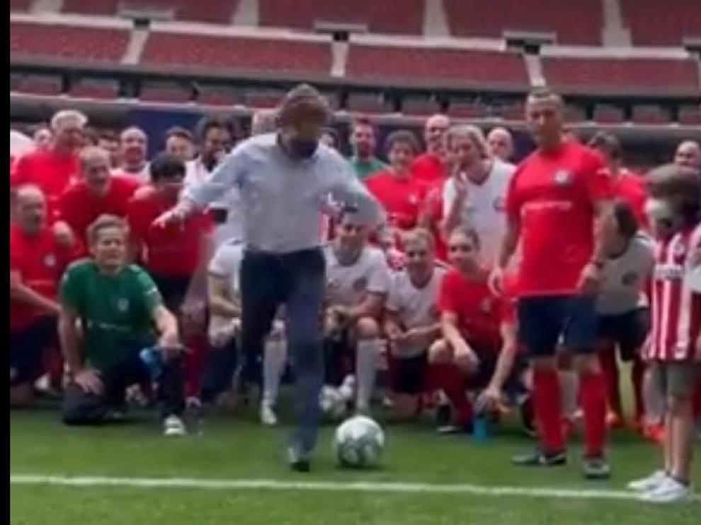 Martínez-Almeida, en el momento de hacer la rabona.