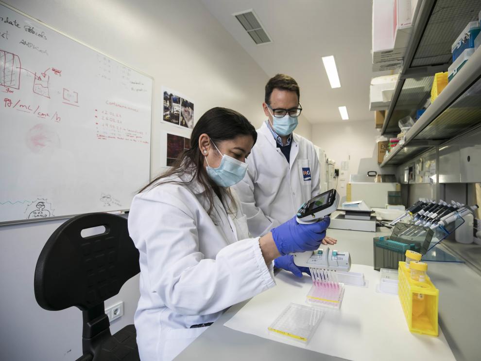 Natasha Peña e Ignacio Martínez, en un laboratorio del IIS Aragón.