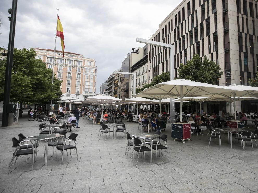Las terrazas de la plaza España van recuperando parte de su afluencia.