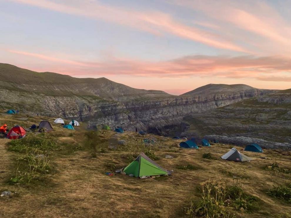 Tiendas instaladas en el entorno del refugio de Góriz, donde ahora se puede vivaquear sin limitación.