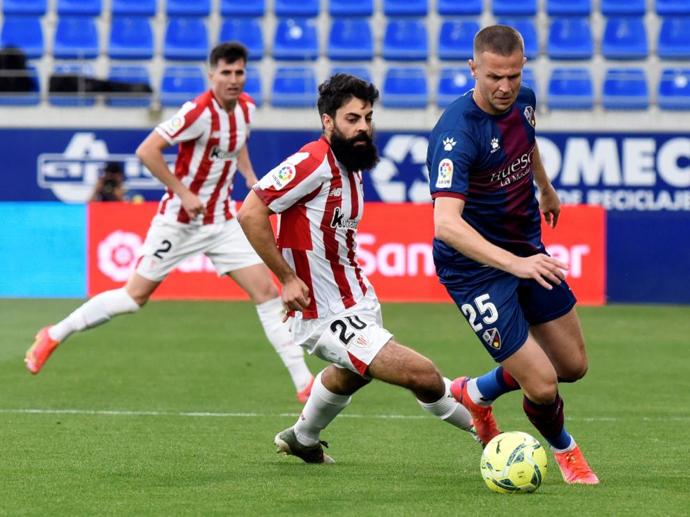 Vavro conduce el balón ante Villalibre durante el último SD Huesca-Athletic.