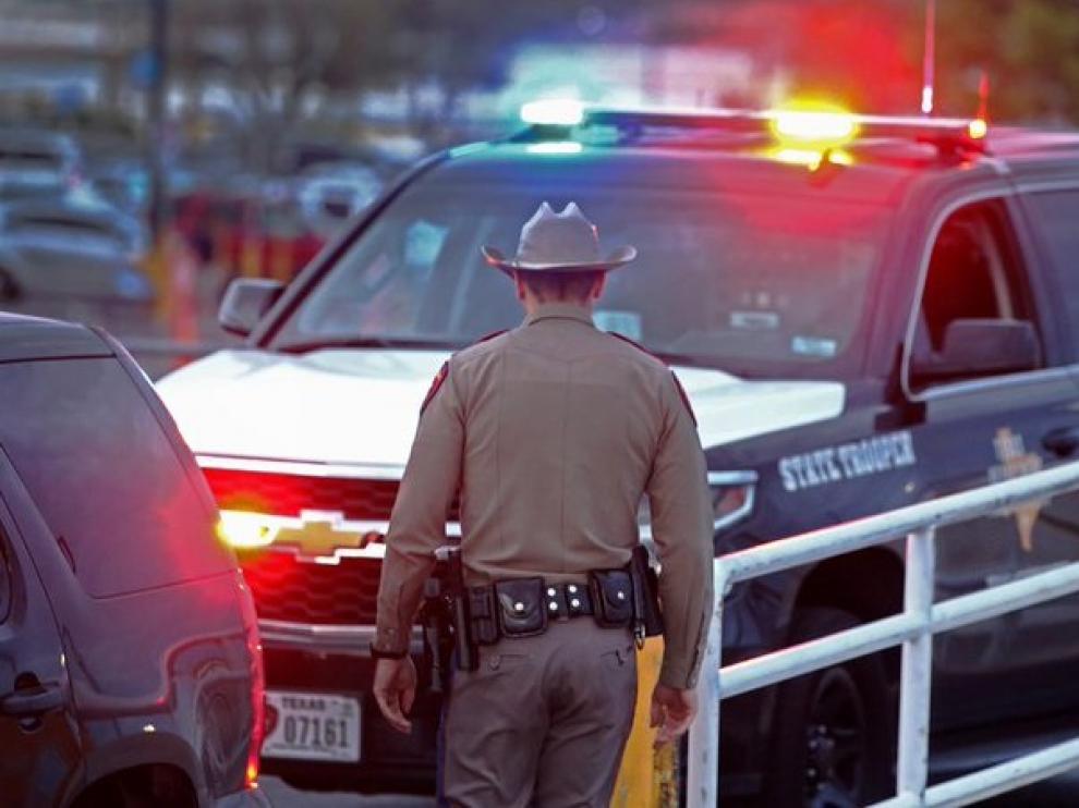 Un agente de policía en el lugar donde tuvo lugar el tiroteo.