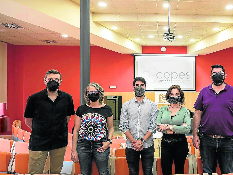 Arturo Sancho, Pilar Monzón, Adrián Serrano, Marisa Esteve, Millán Díaz Foncea y Magdalena Sancho, integrantes de la Asociación de Economía Social de Aragón.